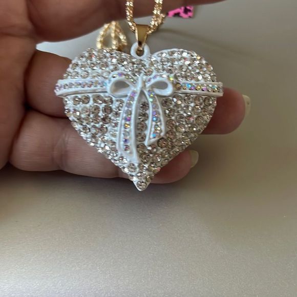 unbranded Jewelry - Gorgeous White Enamel and Crystal Rhinestone Heart Pendant Necklace NWOT